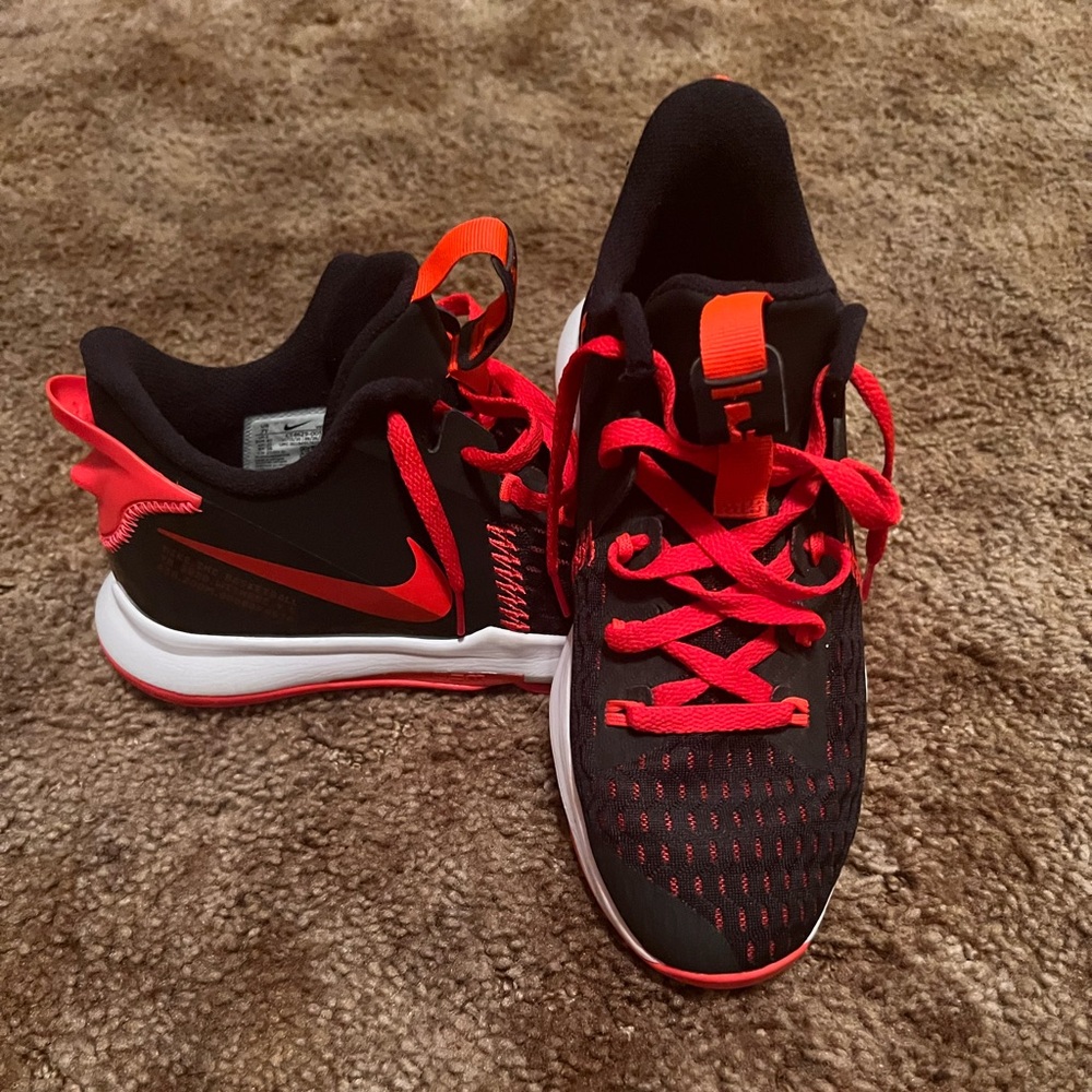❗️SOLD❗️Black & Red Boys Nike Shoes - Size 7Y